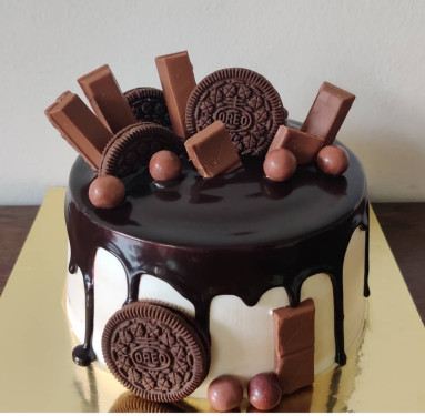 Kit Kat Mix Oreo Cake (1 Pound)