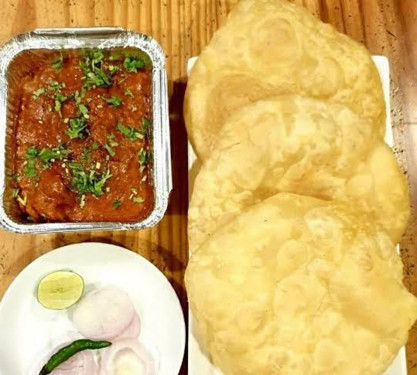 4 Luchi With Chicken Kosha