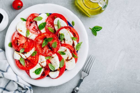 Salată De Roșii Cu Mozzarella