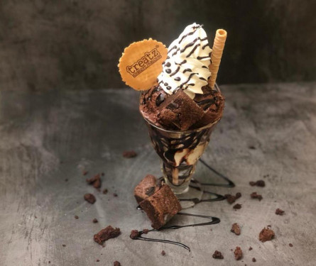 Treatz Brownie Cu Ciocolată. Sundae Pentru Răsfăț