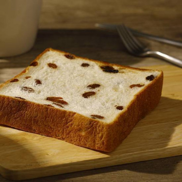 Toast Cu Lapte De Migdale Cu Stafide