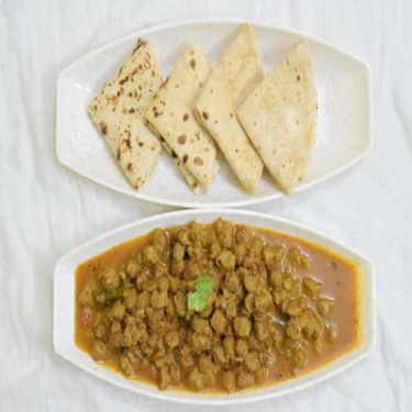 4 Phulka Roti With Soya Curry