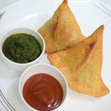 Punjabi Style Samosa [2 Pieces] With Mint And Jaggery Sauce