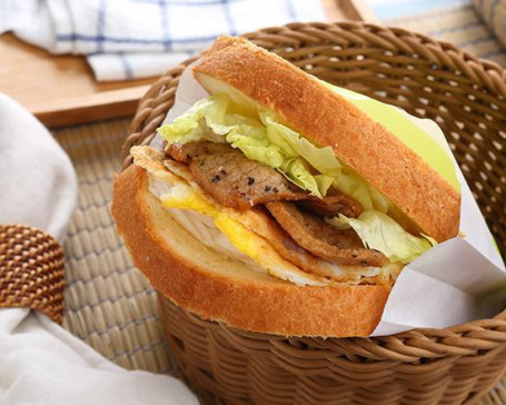 Nèn Jiān Lǐ Jī Dàn Tǔ Sī Sandwich Cu File De Porc Cu Ou