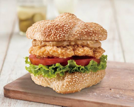 Jìn Là Huā Shēng Jī Zhī Jiā Gē Bǎo Mr. Burger With Spicy Chicken And Peanut Butter