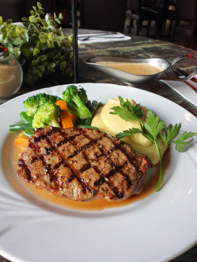 Scotch Fillet Steak With Chips And Salad