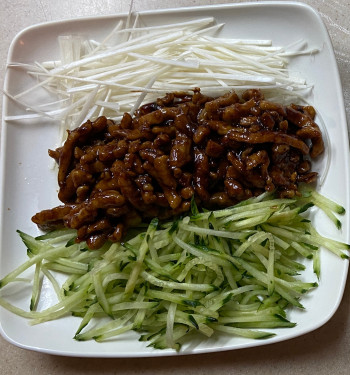 Jīng Jiàng Ròu Sī Fù Báo Bǐng） Shredded Pork W/ Sweet Bean Sauce Serve With Pan Cakes)