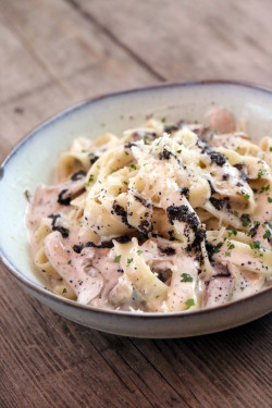 Creamy Black Truffle Mushroom Pasta Hēi Sōng Lù Jì Lián Zá Jūn Kuān Tiáo Miàn