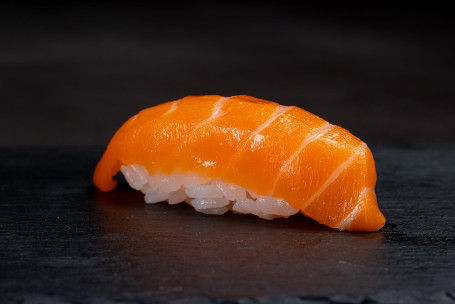 Sān Wén Yú Shòu Sī Salmon Sushi