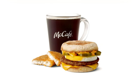 Mâncăr Mcmuffin De Ouă Cu Cârnați De Jalapeno Cu Brânză