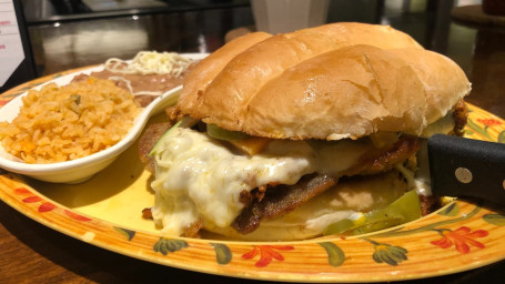 Torta De Milanesa De Pollo Breaded Chicken Breast Sandwich)