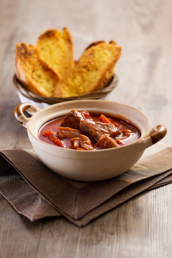 Hǎi Fáng Fān Jiā Niú Nǎn Bāo Pèi Suàn Róng Bāo Tomato Sauce Beef Brisket In Pot W/ Garlic Bread