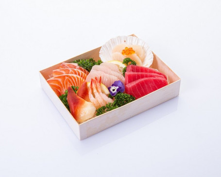 Premium Sashimi (16Pcs)