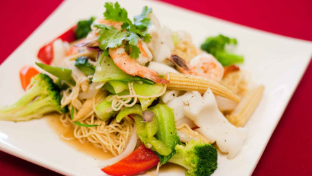 73. Egg Noodles Stir Fried With Seafood (Mì Xào Dồ Biển)