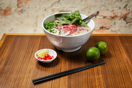 Shēng Niú Ròu Tāng Fěn E1: Rare Beef Noodle Soup (Pho Bo)