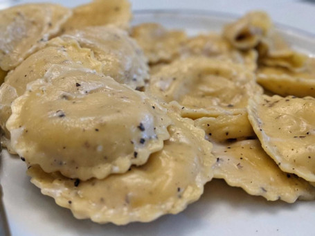 Lucarelli Signature Ravioli Al Cacio E Pepe (V)