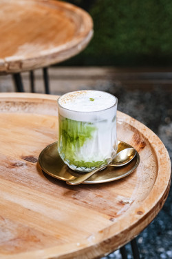 Matcha Soy Latte Yǔ Zhì Xiān Nǎi Mǒ Chá (Iced)