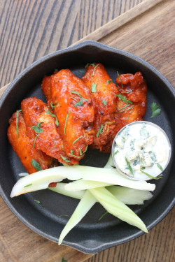 Buffalo Chicken, Blue Cheese Dip Celery Sticks Shuǐ Niú Chéng Jī Yì