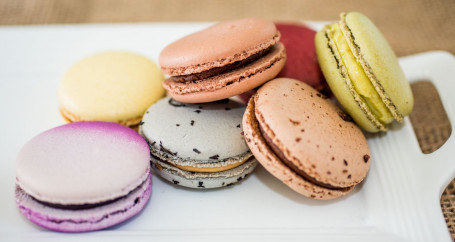 24 Macarons