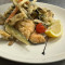 Fritto Misto Di Pesci Del Laghetto Con Verdure Pastellate Di Stagione