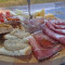 Selezione Di Salumi , Formaggi E Crostini Con Sott'oli E Marmellata