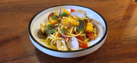 Tomato Potato Broth Pasta With Market Clam Fān Jiā Shǔ Zǐ Yú Tāng Zhī Huā Jiǎ Yì Fěn