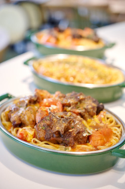 (D) Sān Shì Zhī Shì Jú Hóng Jiǔ Niú Wěi Yì Fěn Huò Fàn Baked Trio Cheese Red Wine Ox Tail Spaghetti Or Rice