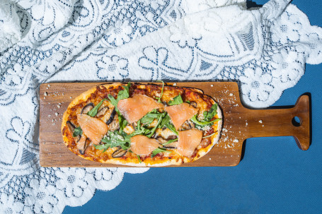 Smoked Salmon And Avocado Pizzette Yān Sān Wén Yú Niú Yóu Guǒ Lào Lí Jiàng Báo Bǐng