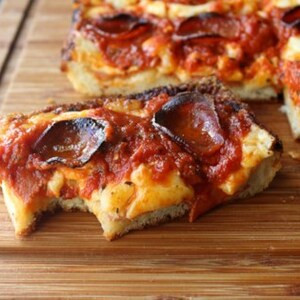 Pepperoni Deep Dish În Stil Detroit