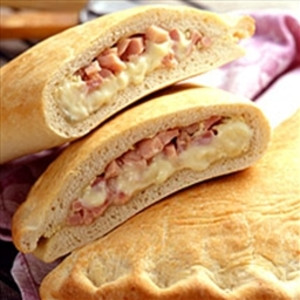 Calzone Cu Șuncă Și Brânză