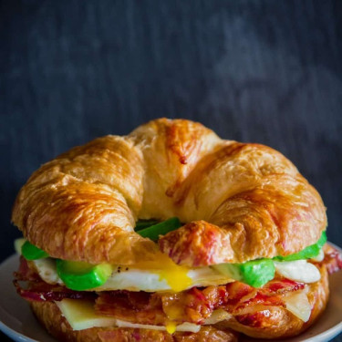 Sandwich Cu Croissant Pentru Micul Dejun