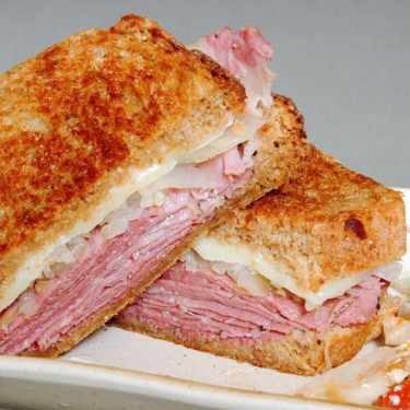 Sandwich Reuben Cu Pastrami