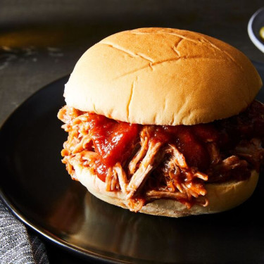 Sandviș Cu Pulled Pork Afumat