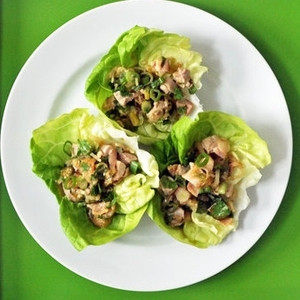 Salată Larb Gai